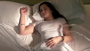 Парнишка мастурбирует тело молодой девушки в синем белье на диванчика