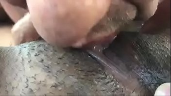Сексуальная малышка с малочисленными прядями мастурбирует пальчиками письку